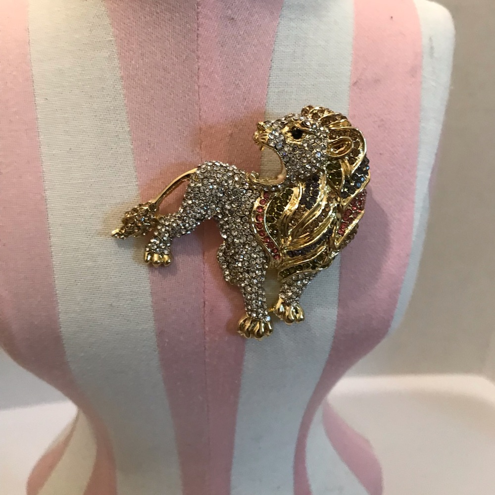 Lion rhinestone brooch
